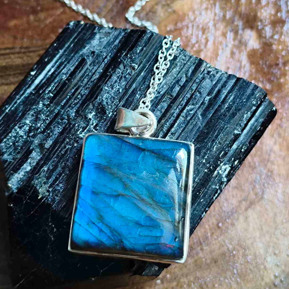 92.5 Sterling Silver Blue Labradorite Gemstone Pendant