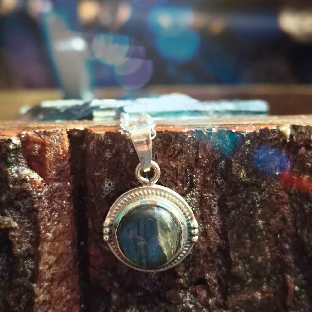 92.5 Sterling Silver Frame Labradorite Gemstone Pendant